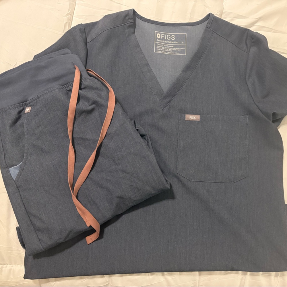 Figs Graphite Scrub Set with Coral Tie